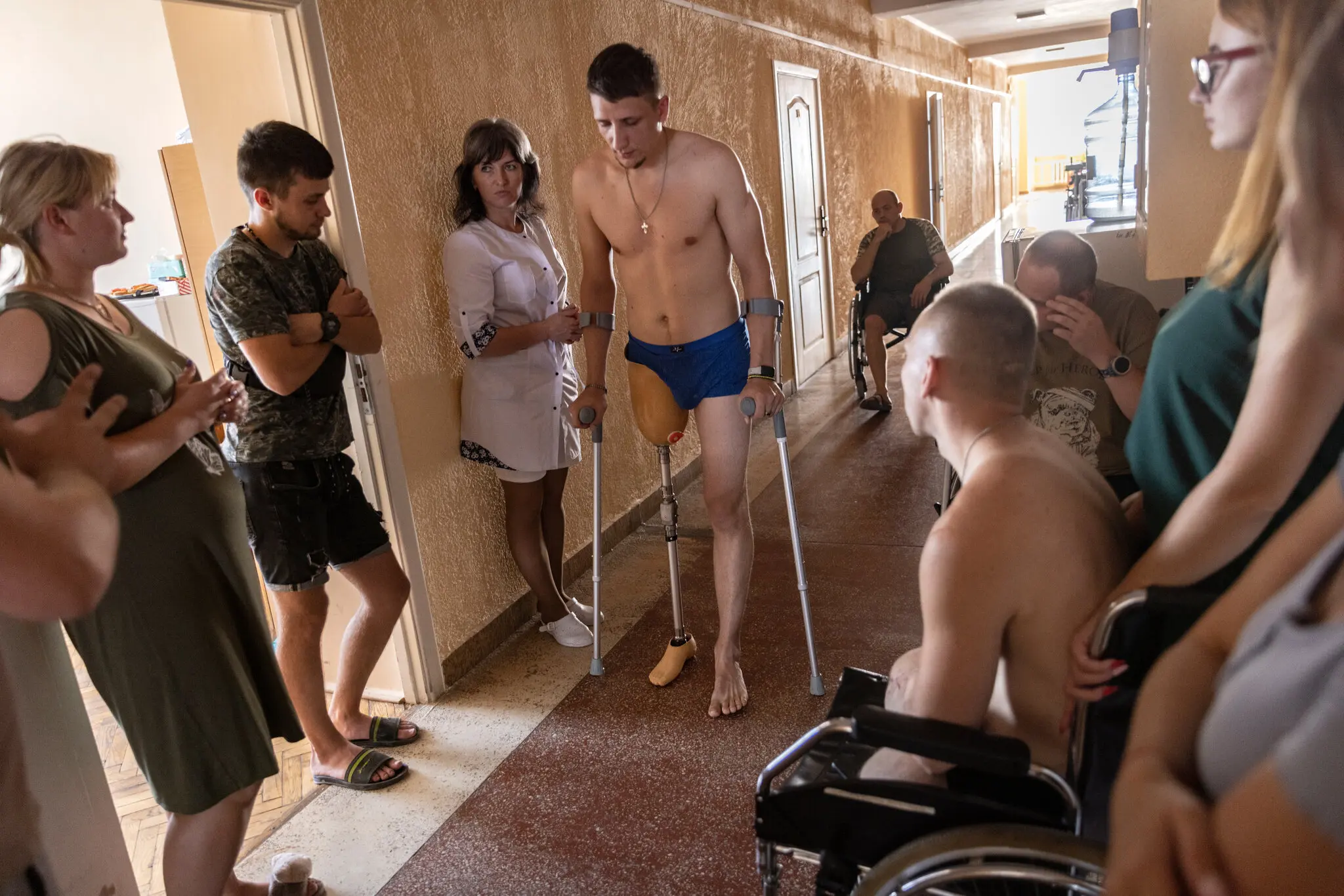 Поки однополчани з дружиною Вікою йшли, дивилися, як Семен зробив перші кроки на протезі ноги